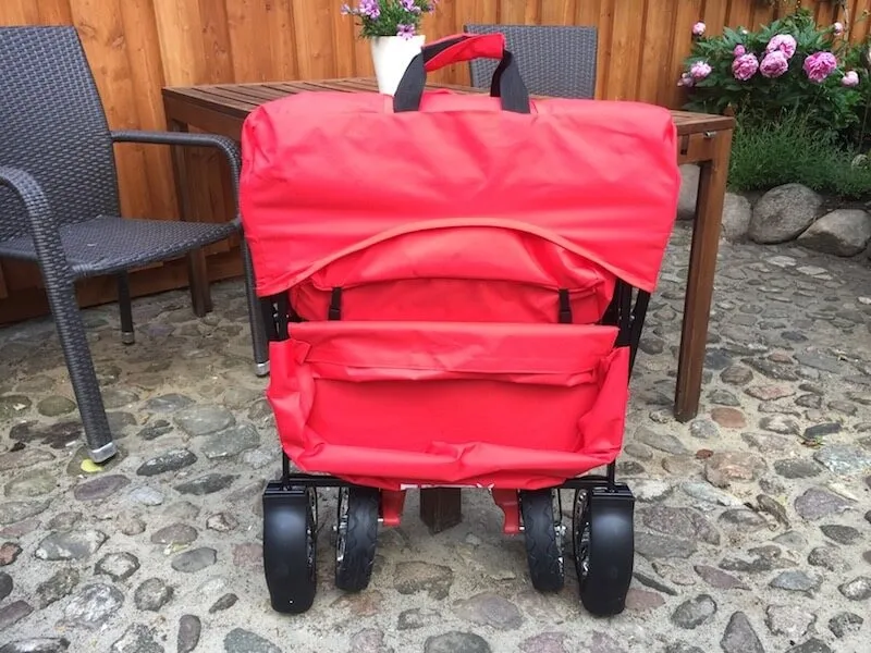 Zusammengeklappter CT500 steht aufrecht auf dem Pflaster