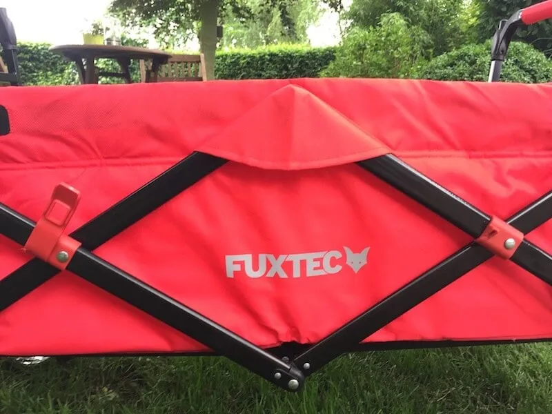 Seitenwand aus rotem Stoff mit Fuxtec-Schriftzug und Scherengestänge