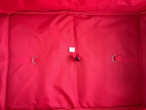 Boden des Innenraums mit Ösen