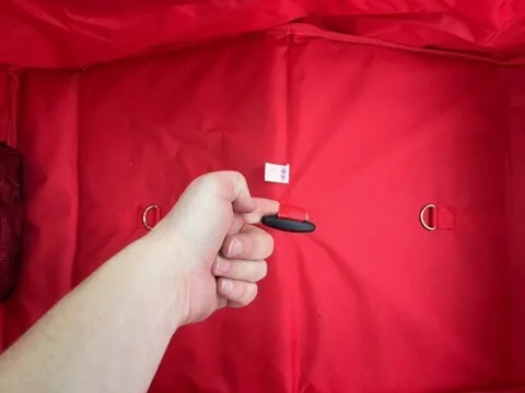 Hand zieht an der Lasche im Innenraum