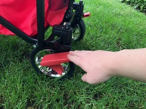 Finger drückt das Bremspedal herunter