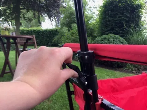 Hand verstellt die Länge der Griffstange