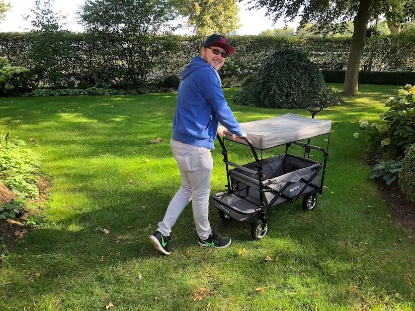 Tester schiebt den CT800 mit Sonnendach über den Rasen