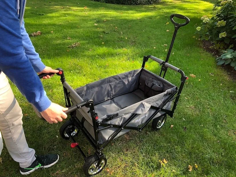 CT800 wird am hinteren Schiebegriff geschoben