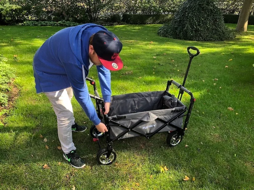 Tester beim Aufbau über den Wagen gebeugt