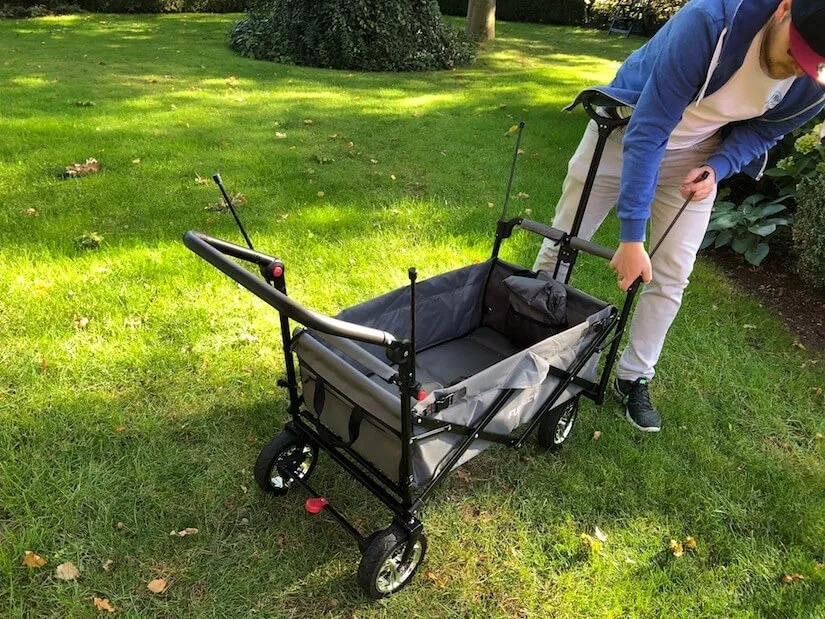 Tester klappt den Wagen auseinander