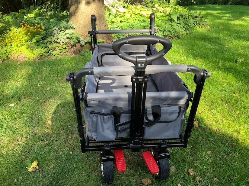 Rückansicht mit Schiebegriff und Taschen