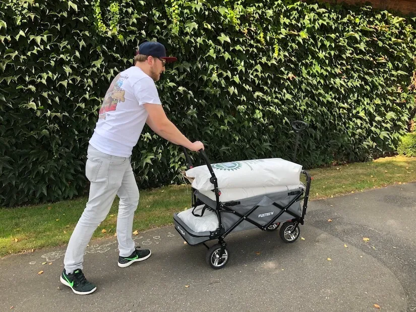 Schwer beladener Fuxtec CT800 wird an der Deichsel gezogen