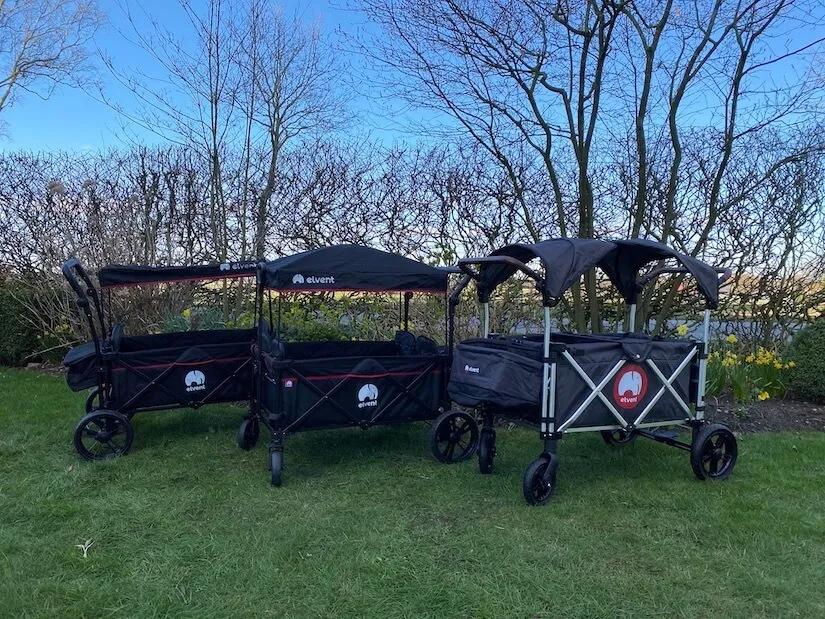 Drei elvent-Bollerwagen nebeneinander im Garten während unseres Tests im März 2020