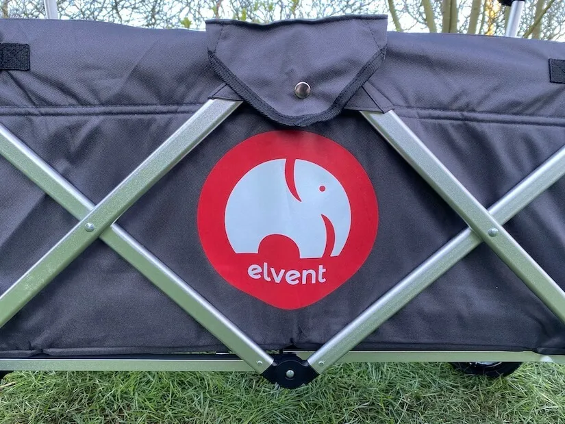 Seitenwand des FamilyStar mit rotem Logo und Aluminiumgestell