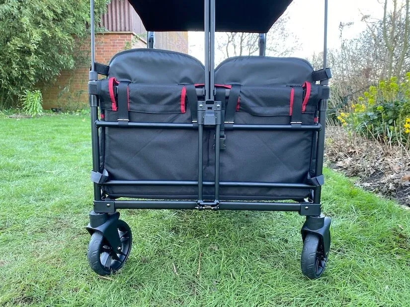 WagonPro von vorn mit zwei Sitzreihen