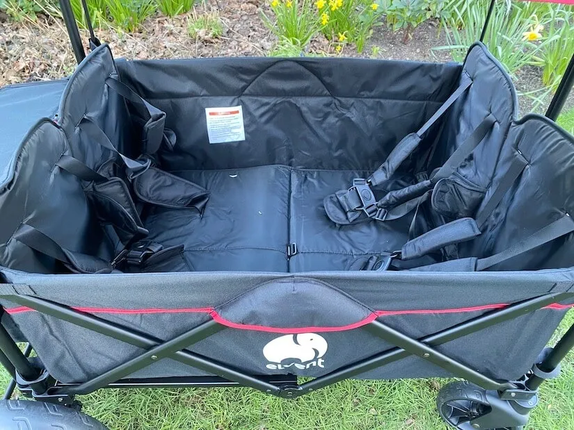 Innenraum des WagonPro mit vier Gurten