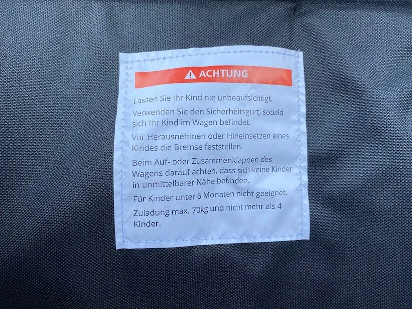 Warnetikett im WagonPro: Zuladung max. 70 kg und nicht mehr als 4 Kinder