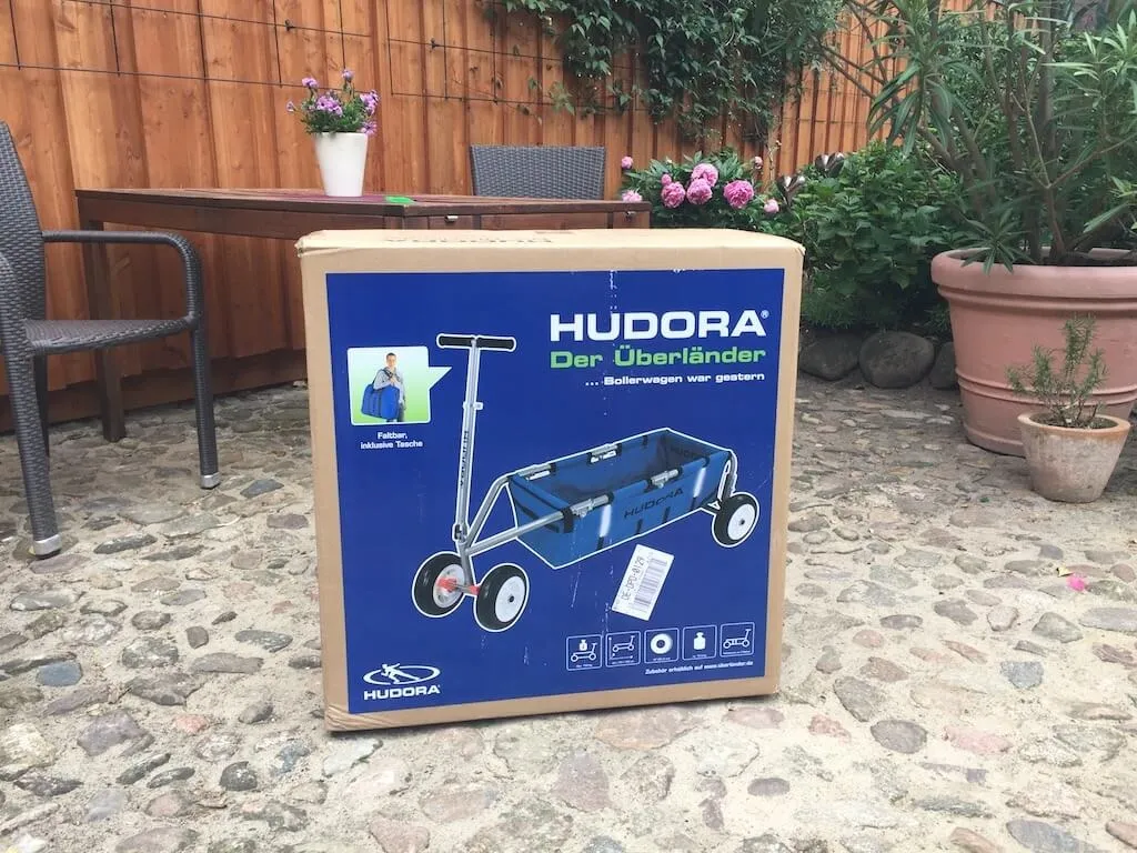 Originalkarton des Hudora Überländer auf der Terrasse