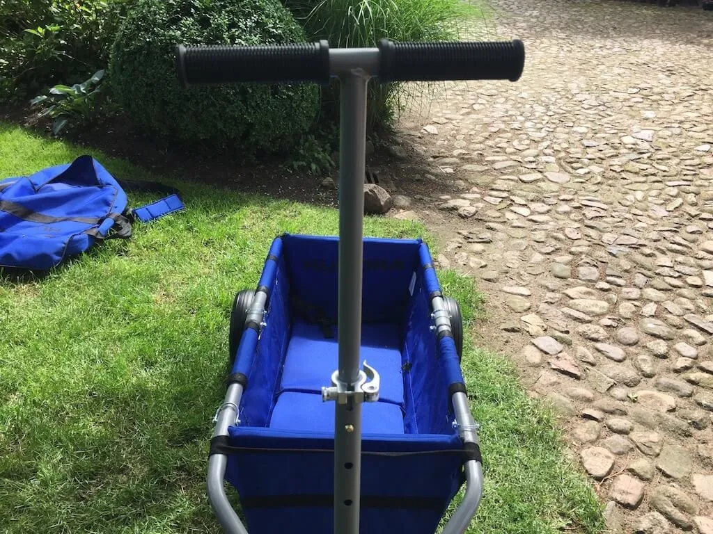 Blick über die Lenkstange mit T-Griff auf den Wagen