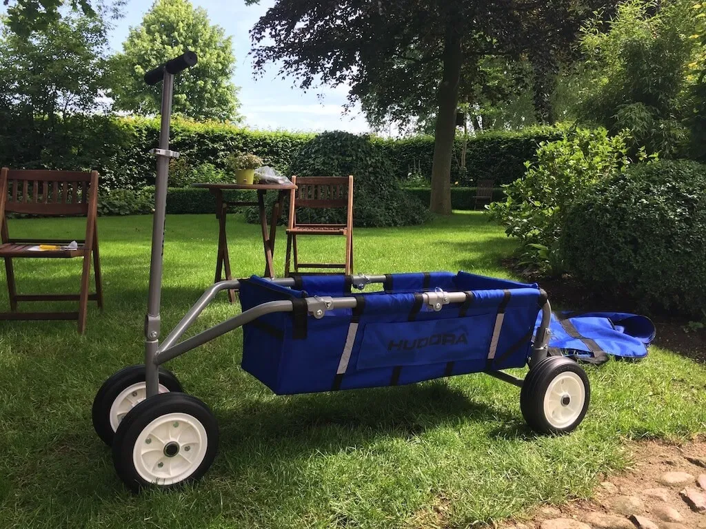 Hudora Überländer im Garten, ein Handwagen in moderner Form